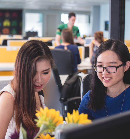 顔で話し合う2人の女性
